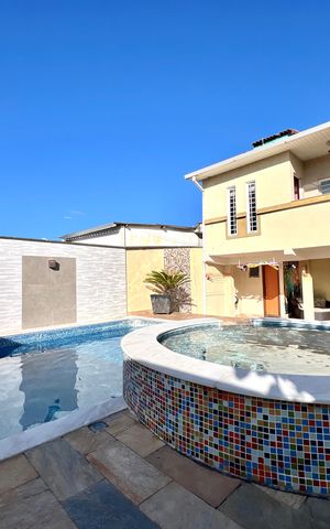Casa à venda com 320m², 3 quartos e 3 vagas Casa à venda com 320m², 3 quartos e 3 vagasPiscina