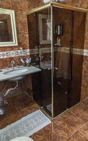 Casa à venda com 280m², 4 quartos e 5 vagas Casa à venda com 280m², 4 quartos e 5 vagasBanheiro da Suíte 1