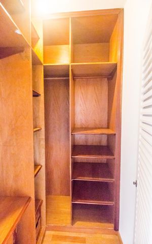 Casa de condomínio para alugar com 380m², 4 quartos e 6 vagas Casa de condomínio para alugar com 380m², 4 quartos e 6 vagasCloset da suíte
