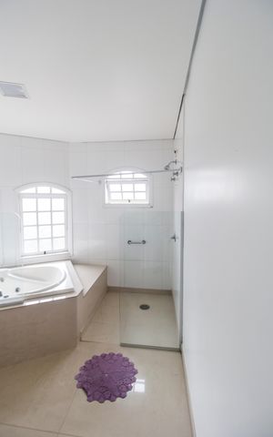 Casa de condomínio para alugar com 380m², 4 quartos e 6 vagas Casa de condomínio para alugar com 380m², 4 quartos e 6 vagasBanheiro da Suíte