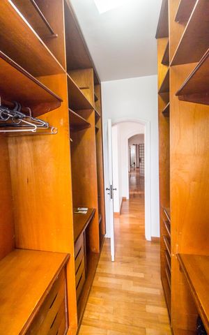 Casa de condomínio para alugar com 380m², 4 quartos e 6 vagas Casa de condomínio para alugar com 380m², 4 quartos e 6 vagasCloset da suíte