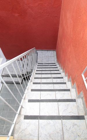 Casa à venda com 180m², 2 quartos e 2 vagasEscada