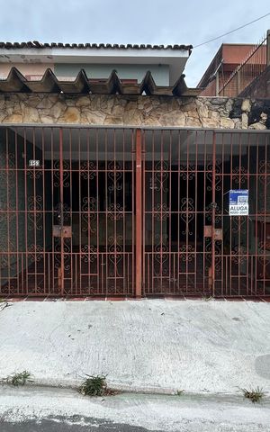 Casa à venda com 150m², 3 quartos e 2 vagas Casa à venda com 150m², 3 quartos e 2 vagasFachada