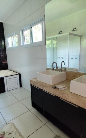 Casa à venda com 550m², 6 quartos e 10 vagas Casa à venda com 550m², 6 quartos e 10 vagasBanheiro