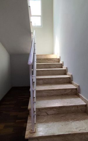 Casa à venda com 550m², 6 quartos e 10 vagas Casa à venda com 550m², 6 quartos e 10 vagasEscada