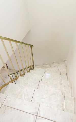 Casa à venda com 150m², 3 quartos e 2 vagasEscada