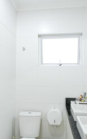Casa à venda com 274m², 3 quartos e 6 vagas Casa à venda com 274m², 3 quartos e 6 vagasBanheiro da Suíte 1