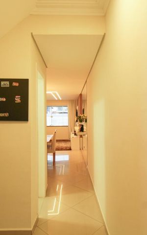 Casa à venda com 274m², 3 quartos e 6 vagas Casa à venda com 274m², 3 quartos e 6 vagasEscada