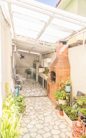 Casa à venda com 220m², 3 quartos e 3 vagas Casa à venda com 220m², 3 quartos e 3 vagasÁrea gourmet