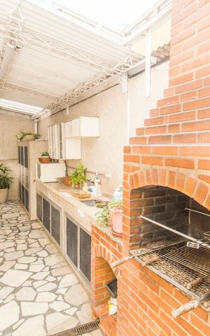 Casa à venda com 220m², 3 quartos e 3 vagas Casa à venda com 220m², 3 quartos e 3 vagasÁrea gourmet