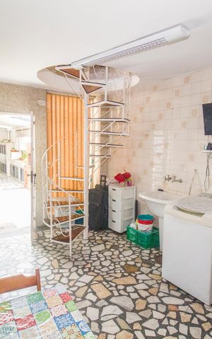 Casa à venda com 220m², 3 quartos e 3 vagas Casa à venda com 220m², 3 quartos e 3 vagasGaragem
