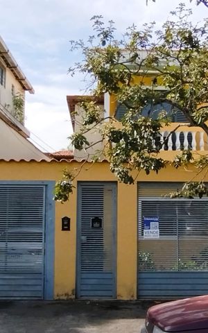 Casa à venda com 186m², 3 quartos e 3 vagas Casa à venda com 186m², 3 quartos e 3 vagasFachada + Placa