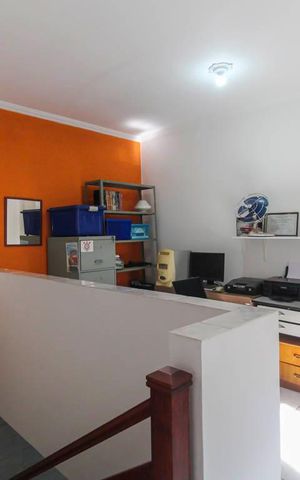 Casa à venda com 186m², 3 quartos e 3 vagas Casa à venda com 186m², 3 quartos e 3 vagasEscritorio