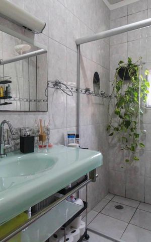 Casa à venda com 186m², 3 quartos e 3 vagas Casa à venda com 186m², 3 quartos e 3 vagasBanheiro da Suíte 1