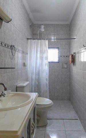 Casa à venda com 186m², 3 quartos e 3 vagas Casa à venda com 186m², 3 quartos e 3 vagasBanheiro da Suíte 2
