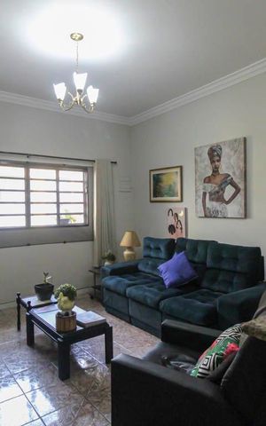 Casa à venda com 186m², 3 quartos e 3 vagas Casa à venda com 186m², 3 quartos e 3 vagasSala