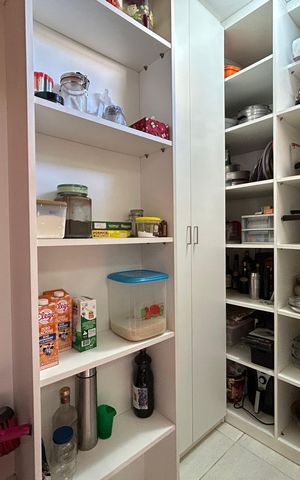 Casa de condomínio para alugar com 284m², 4 quartos e 3 vagas Casa de condomínio para alugar com 284m², 4 quartos e 3 vagasCozinha Despensa