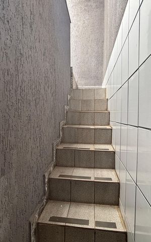 Casa para alugar com 120m², 2 quartos e 3 vagas Casa para alugar com 120m², 2 quartos e 3 vagasEscada