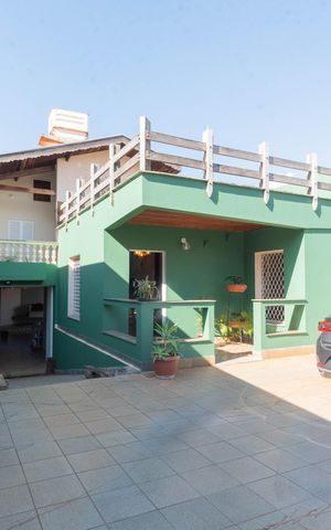 Casa à venda com 234m², 3 quartos e 5 vagas Casa à venda com 234m², 3 quartos e 5 vagasFachada