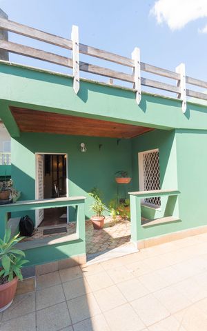 Casa à venda com 234m², 3 quartos e 5 vagas Casa à venda com 234m², 3 quartos e 5 vagasFachada