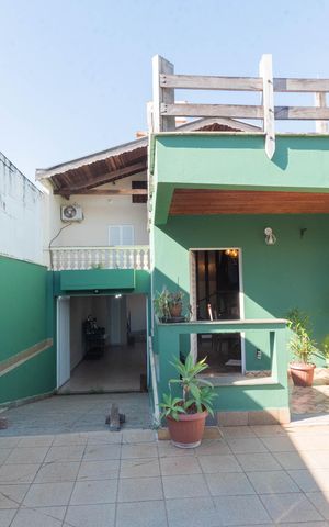 Casa à venda com 234m², 3 quartos e 5 vagas Casa à venda com 234m², 3 quartos e 5 vagasFachada