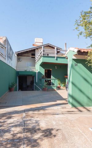 Casa à venda com 234m², 3 quartos e 5 vagas Casa à venda com 234m², 3 quartos e 5 vagasFachada