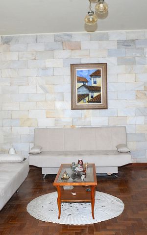 Casa à venda com 173m², 2 quartos e 1 vagaSala de estar