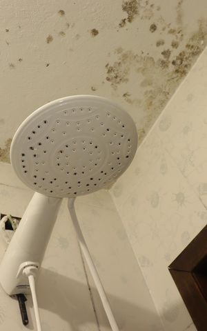Casa à venda com 200m², 4 quartos e 2 vagasBanheiro da Suíte 1 da Casa 2 - Chuveiro