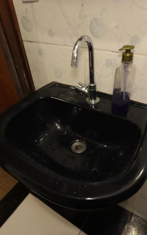 Casa à venda com 200m², 4 quartos e 2 vagasBanheiro da Suíte 1 da Casa 2 - Pia
