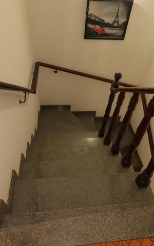 Casa à venda com 168m², 3 quartos e 2 vagasEscada para o piso superior