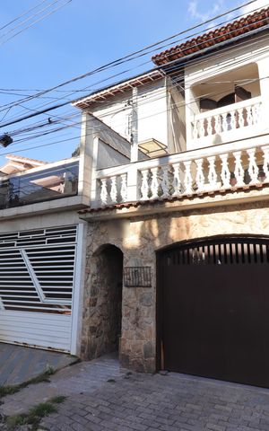 Casa à venda com 168m², 3 quartos e 2 vagasFachada