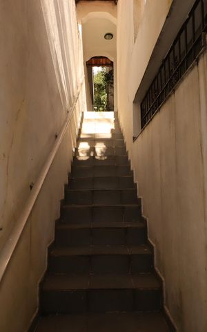 Casa à venda com 168m², 3 quartos e 2 vagasEscada da entrada