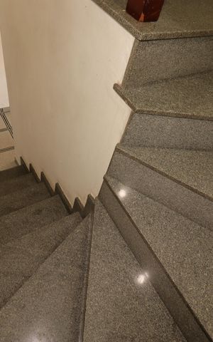 Casa à venda com 168m², 3 quartos e 2 vagasEscada para o piso superior