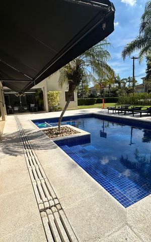 Casa de condomínio à venda com 1200m², 6 quartos e 7 vagas Casa de condomínio à venda com 1200m², 6 quartos e 7 vagasPiscina