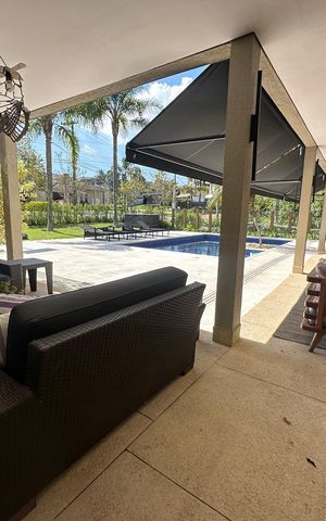 Casa de condomínio à venda com 1200m², 6 quartos e 7 vagas Casa de condomínio à venda com 1200m², 6 quartos e 7 vagasVaranda