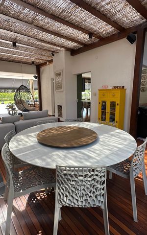 Casa de condomínio à venda com 1200m², 6 quartos e 7 vagas Casa de condomínio à venda com 1200m², 6 quartos e 7 vagasVaranda