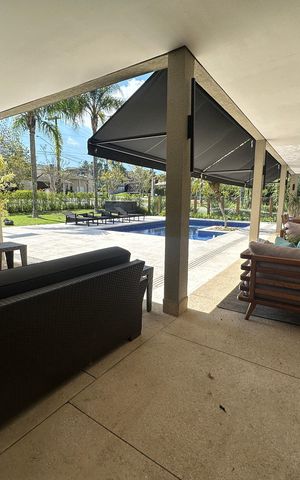 Casa de condomínio à venda com 1200m², 6 quartos e 7 vagas Casa de condomínio à venda com 1200m², 6 quartos e 7 vagasVaranda
