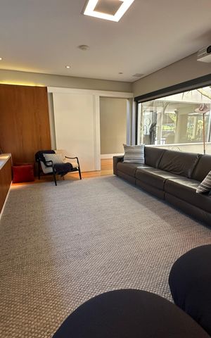 Casa de condomínio à venda com 1200m², 6 quartos e 7 vagas Casa de condomínio à venda com 1200m², 6 quartos e 7 vagasSala de TV