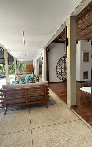 Casa de condomínio à venda com 1200m², 6 quartos e 7 vagas Casa de condomínio à venda com 1200m², 6 quartos e 7 vagasVaranda