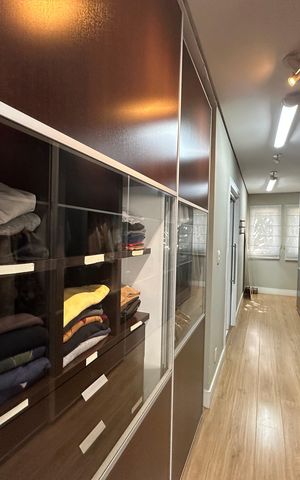 Casa de condomínio à venda com 1200m², 6 quartos e 7 vagas Casa de condomínio à venda com 1200m², 6 quartos e 7 vagasCloset da suíte 2