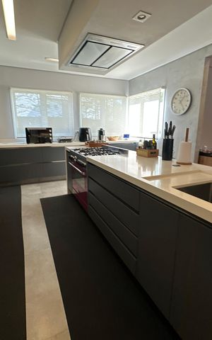 Casa de condomínio à venda com 1200m², 6 quartos e 7 vagas Casa de condomínio à venda com 1200m², 6 quartos e 7 vagasCozinha