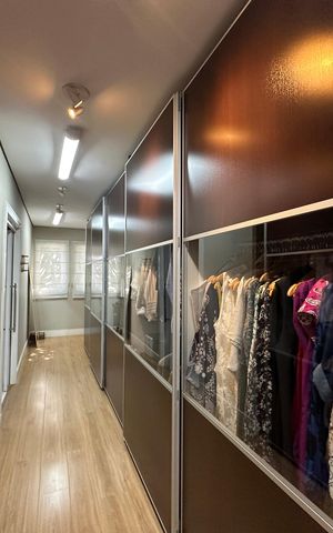 Casa de condomínio à venda com 1200m², 6 quartos e 7 vagas Casa de condomínio à venda com 1200m², 6 quartos e 7 vagasCloset da suíte 2