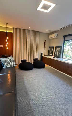 Casa de condomínio à venda com 1200m², 6 quartos e 7 vagas Casa de condomínio à venda com 1200m², 6 quartos e 7 vagasSala de TV