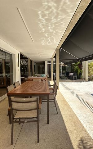 Casa de condomínio à venda com 1200m², 6 quartos e 7 vagas Casa de condomínio à venda com 1200m², 6 quartos e 7 vagasVaranda