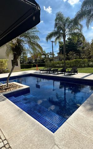 Casa de condomínio à venda com 1200m², 6 quartos e 7 vagas Casa de condomínio à venda com 1200m², 6 quartos e 7 vagasPiscina