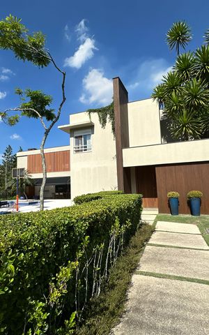 Casa de condomínio à venda com 1200m², 6 quartos e 7 vagas Casa de condomínio à venda com 1200m², 6 quartos e 7 vagasFachada