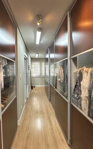Casa de condomínio à venda com 1200m², 6 quartos e 7 vagas Casa de condomínio à venda com 1200m², 6 quartos e 7 vagasCloset da suíte 2