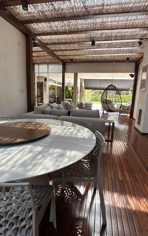 Casa de condomínio à venda com 1200m², 6 quartos e 7 vagas Casa de condomínio à venda com 1200m², 6 quartos e 7 vagasVaranda