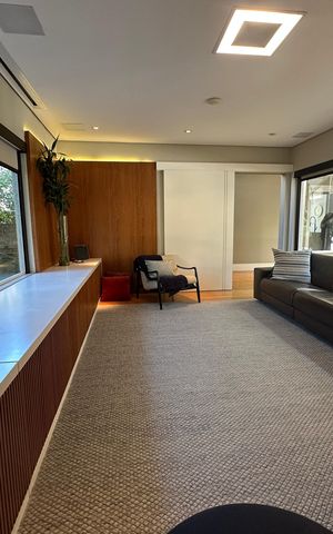 Casa de condomínio à venda com 1200m², 6 quartos e 7 vagas Casa de condomínio à venda com 1200m², 6 quartos e 7 vagasSala de TV