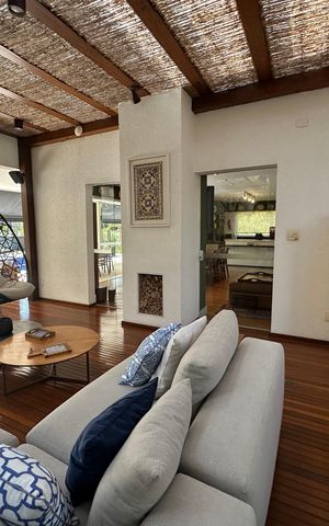 Casa de condomínio à venda com 1200m², 6 quartos e 7 vagas Casa de condomínio à venda com 1200m², 6 quartos e 7 vagasVaranda